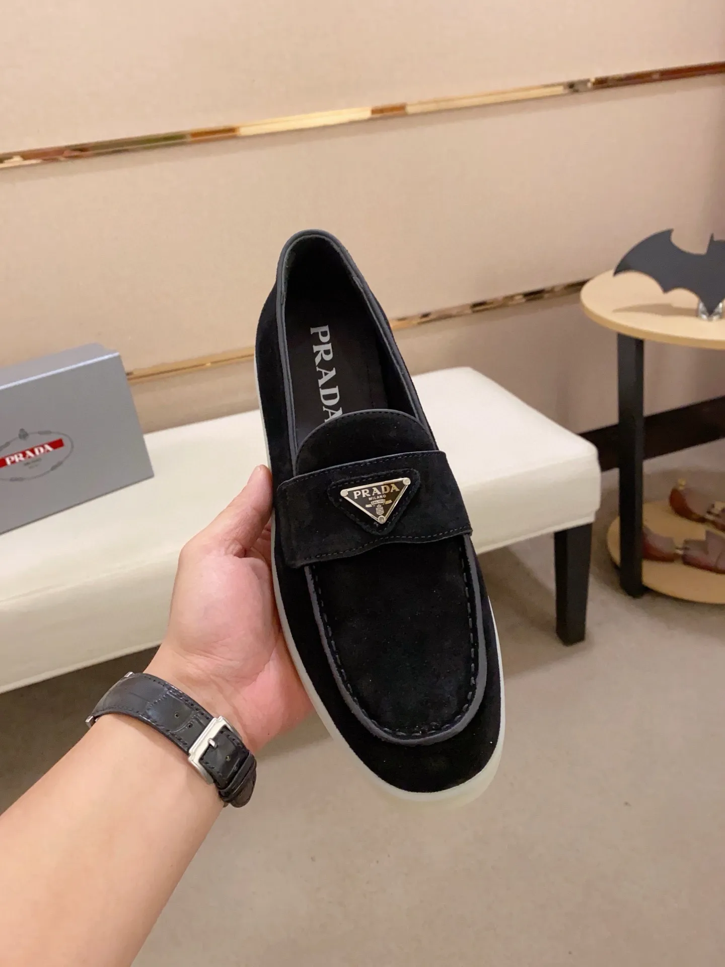 Men's shoes 💰 580💰 ✔️✔️✔️High-quality new PRADA counters are launched at the same time. The new men's shoes and 😘fabrics are selected from high-silk bald cowhide and are made by pure handicrafts. Lining: Full cowhide lining. 👍🏿 High-end ☄️ air-cushion molded anti-slip rubber outsole, exquisite lines, simple and elegant, comfortable and high-end for leisure travel. Code number: 38 to 44 (45 can be customized)